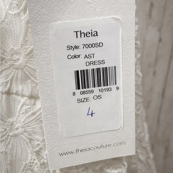 Theia NWT One of a kind White halter neck dress with lace detail Size 4 - Picture 3 of 5
